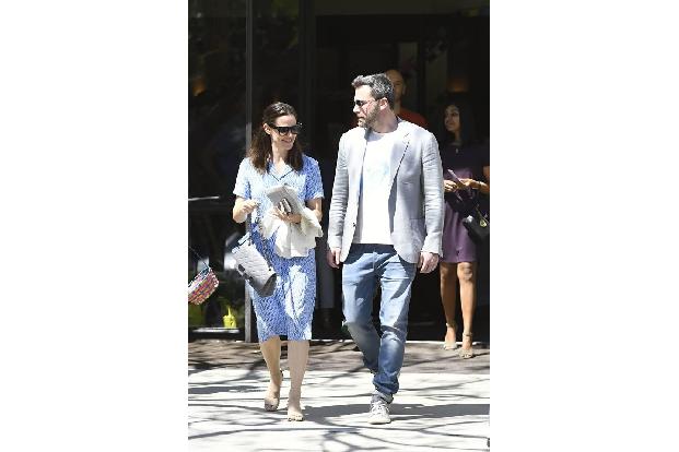 ...haben die beiden doch gerade vergangene Woche ganz offiziell die Scheidung eingereicht! Gibt es sie also doch, die freund...