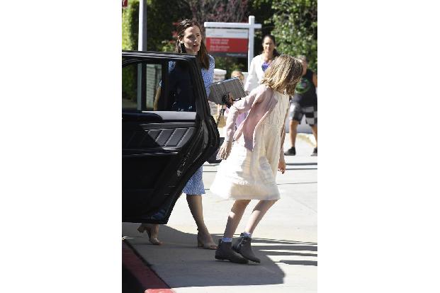 ...gemeinsame Sorgerecht für ihn und die Töchter Violet und Seraphina beantragt. Für Hollywood besonders ungewöhnlich: Die S...