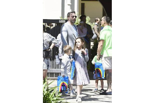 ...der Ostermesse ganz den entspannten Vater, plauschte mit anderen Kirchenbesuchern. Kein Wunder, dass der Hollywoodstar so...