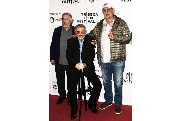 Drei waschechte Hollywoodstars auf einen Haufen! Was dabei auffällt? Robert De Niro, Burt Reynolds und Chevy Chase sind eind...