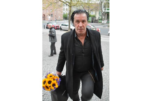 Na, für wen hat Till Lindemann da wohl ein paar Blumen eingepackt, als er am Wochenende in Berlin gesichtet wurde? Als er nä...