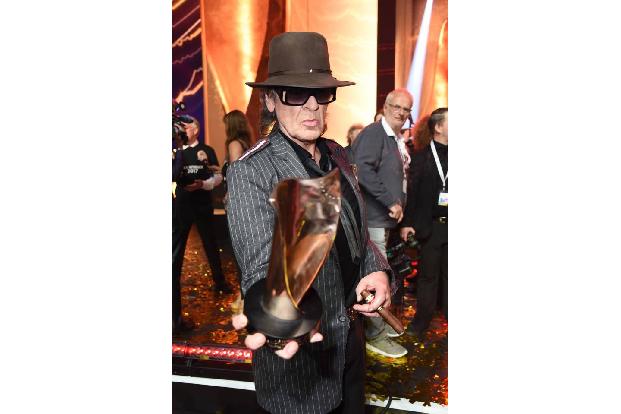 Nein, Udo Lindenberg hat nicht noch einen Award seit gestern Abend für seine Musik bei sich zu Hause stehen. Den LEA Award b...