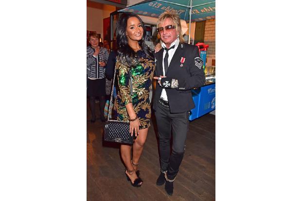 Eine illustre Gesellschaft, die sich da am Dienstag im Berliner Kriminal-Theater traf. Der bunt-queere Julian F. M. Stoeckel...