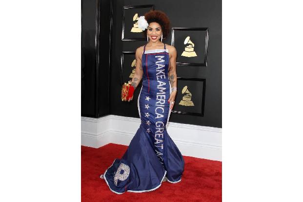 ...Sängerin Joy Villa sorgte für ordentlich Gesprächsstoff: Ihr blaues Kleid war mit den Worten 'Make America Great Again' b...