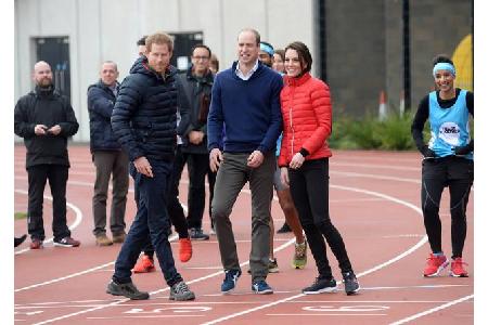 Nicht ohne Harry! Bei offiziellen Terminen sieht man diese drei häufig zusammen. So auch am Wochenende, als Prinz Harry, sei...