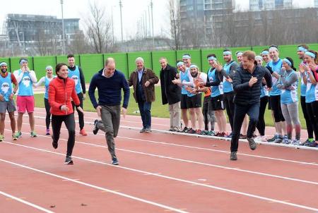 ...stellten natürlich auch die drei Royals ihre Sprintqualitäten unter Beweis - und der ehrgeizige Harry rannte allen davon....