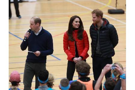 ...übernahm aber wieder der zukünftige König von Großbritannien das Zepter, beziehungsweise das Mikrofon - und sprach zu den...