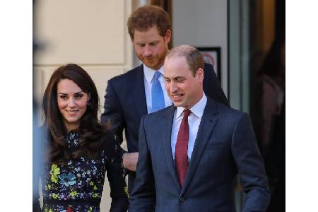 ...häufig zu dritt auftreten, hat natürlich einen besonderen Grund: Gemeinsam gründeten Catherine, Harry und William schon 2...