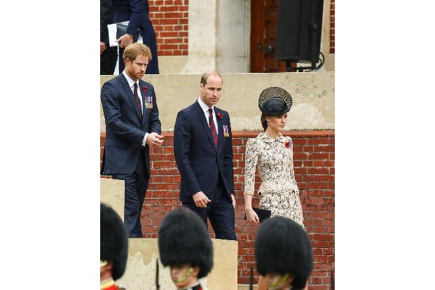 ...auch abseits der wohltätigen Bühne sieht man sie bei offiziellen Staatsakten zusammen - Harry natürlich immer hinter sein...