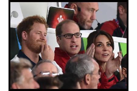 ...auch bei weniger offiziellen Terminen sieht man Harry, William und Catherine gemeinsam, wie hier bei einem Rugby-Match. D...