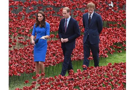 ...drei geben aber auch immer ein schönes Bild ab - und lösen gemeinsam William und Harrys Großmutter, Queen Elizabeth, imme...