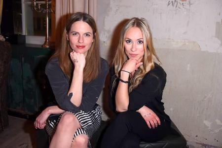 ...galt auch für die Akteurinnen Isabell Polak und Sina Tkotsch. Wer braucht bei so viel Freundschaft schon einen Mann an se...