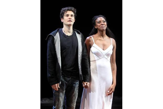 ...es gibt auch für große Schauspieler ein erstes Mal: 'Herr der Ringe'-Star Orlando Bloom feierte 2013 sein Broadway-Debüt ...