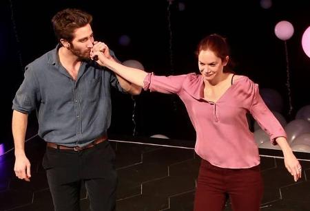 ...'Brokeback Mountain' versuchte sich ein Jahr später neben Ruth Wilson im Broadway-Stück 'Constellations'. Neben seiner er...