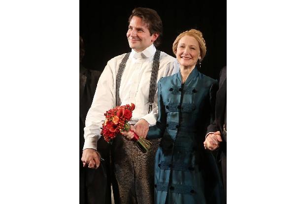 ...Bradley Cooper an der Seite von Patricia Clarkson in 'The Elephant Man' auftrat, brachte ihm das anschließend eine Tony-N...