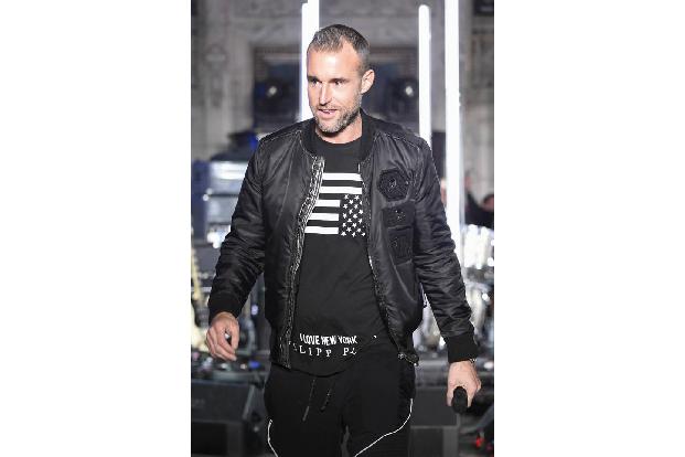 ...soll laut Angaben von 'Bild' kein Geringerer als Designer Philip Plein neben ihr, Thomas Hayo und Michael Michalsky Platz...