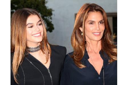 ...der wunderschönen Kaia Gerber wird man noch sehen, wohin ihr Weg führt. Wobei auch sie ihrer Mama Cindy Crawford nachahmt...