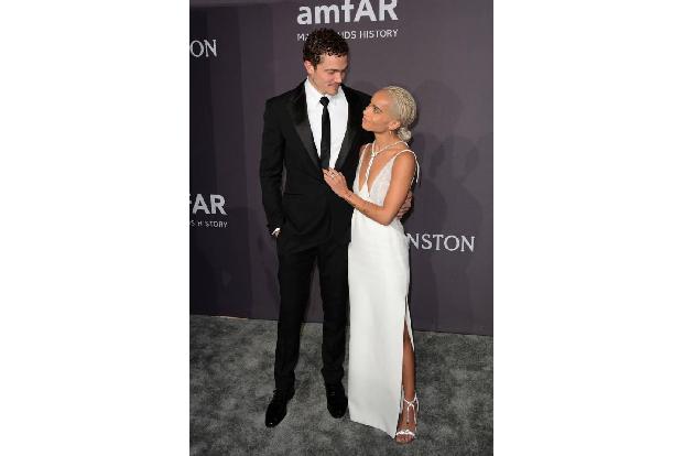 ...gab es bei amFAR-Gala aber doch noch einmal richtig Pärchenalarm: Zwischen Zoë Kravitz und ihren Freund Karl Glusman pass...