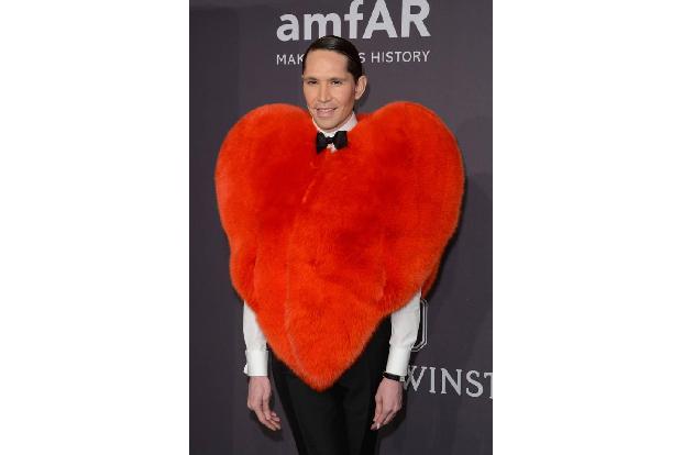 ...Damen - die Liebe kann jeder finden! Wer das trotzdem noch nicht geschafft hat, für den hatte Internet-Persönlichkeit Di ...