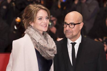 ...präsentierte sich Stanley Tucci (mit seiner Frau Felicity Blunt) bei der Berlinale. Bekannt für Kassenschlager wie 'Der T...