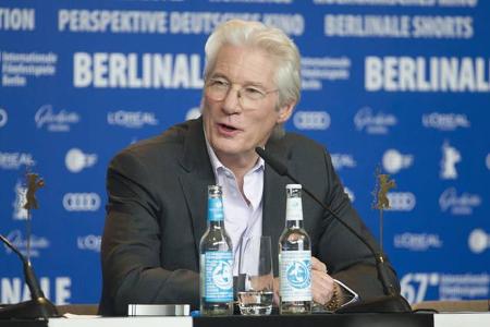 ...genug. Altstar Richard Gere zeigte sich ebenfalls in Berlin, musste doch sein Mysteryfilm 'The Dinner' dem deutschen Publ...