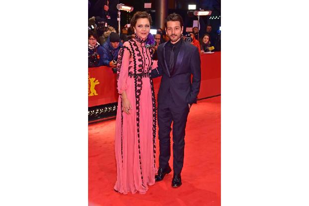 ...bleiben wohl noch länger in der Hauptstadt. Schauspielerin Maggie Gyllenhaal sitzt zusammen mit Diego Luna in der hochkar...
