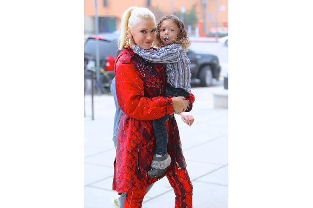 Gwen Stefani und ihr Sohn Apollo Rossdale sind ein echt stylishes Gespann. Doch der Jüngste in der Familie hat ein Accessoir...