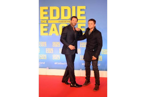 ...wurde Titelheld Taron Egerton unter anderem für seine Rolle als 'Eddie the Eagle' neben Hugh Jackman. Regisseur Otto Bath...