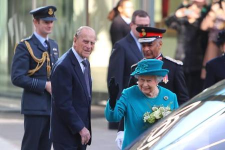 ...seiner Ehefrau, Königin Elizabeth II unterstützt. Die 91-Jährige bleibt uns aber erhalten - sie macht noch keine Anstalte...