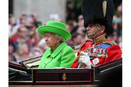 ...solch imposante Hüte tragen? Zwar ist die Queen ja auch für ihre Kopfbedeckung und ihre farbenfrohen Outfits bekannt und ...