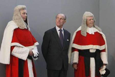 ...eingerahmt von Richtern mit seltsamer Perücke: Prinz Philip hatte immer alles im Griff. Und er war dabei nicht einfach nu...