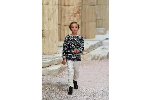 ...Laufsteg - wenn auch ein sehr kleiner. Wie immer bei Karl Lagerfelds Fashion Shows war auch dieses Mal sein acht Jahre al...