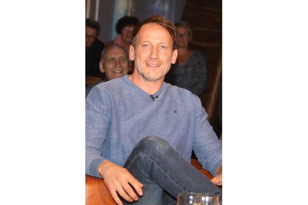 Wotan Wilke Möhring nur mit einem Wort zu beschreiben ist nicht leicht. Er war mal Punk und Model, ist Fußballfan. Schauspie...