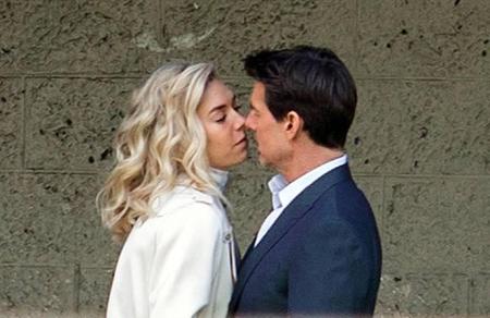 ...besonders, nun ja, pikant. Denn unter diesen Umständen wäre es mehr als nur eine Kussszene. Ihre Lippen berühren sich, di...