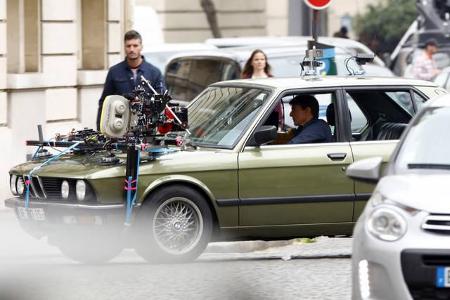 ...anderen Szene rast er in einer irren Verfolgungsjagd am Steuer einer Limousine durch die Straßen von Paris. Sonst sind in...