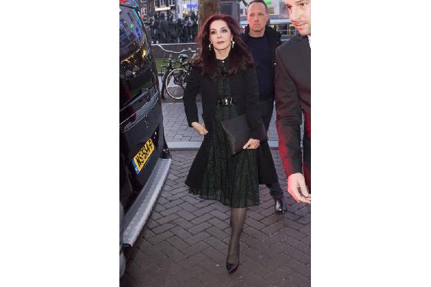 ...Schnippeln dort und fertig ist der, sagen wir mal, jugendliche Look. Doch ganz so taufrisch blickt die einstige Frau von ...