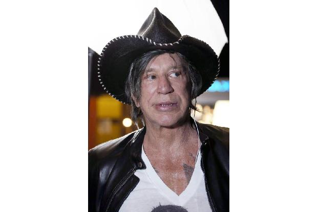 ...Mickey Rourke wird's wohl nicht werden. Das einstige Sexsymbol ist mittlerweile das krasseste Beispiel, wie schrecklich e...