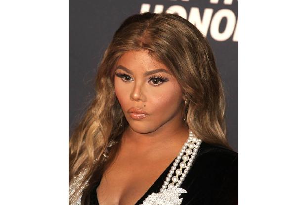 ...Frau kann selbst entscheiden, was gefällt und wie das Gesicht letztendlich aussehen soll, vorausgesetzt man hat das nötig...