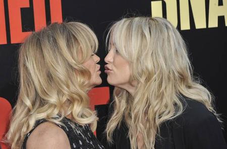 ...sich über etwas Zuneigung der 38-Jährigen freuen durfte. Mama Goldie Hawn, die in 'Mädelstrip' an der Seite von Amy Schum...