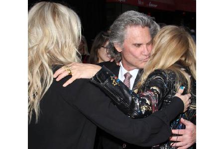 ...Stiefpapa Kurt Russell wollte da ebenfalls etwas mitmachen. Jaja, diese Familie liebt sich eben innig und öffentlich. Gol...