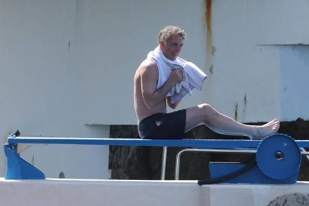 ...wird auf der Liege entspannt. Greg Wise durfte sich übrigens einen Pool mit Emma Thomson teilen - okay, die beiden sind j...