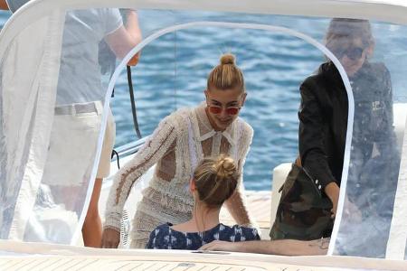 ...in ihrem weißen Spitzenkleid am Steg. Die Laune stieg erst, als die Tochter von Stephen Baldwin in ein Motorboot stieg, d...