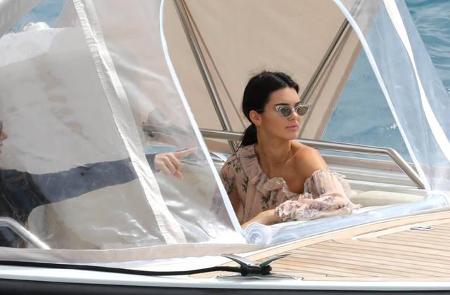 ...Mitglied des Kardashian/Jenner-Clans weiß man eben, wie man sich selbst inszeniert. Liegt schließlich irgendwie in ihren ...