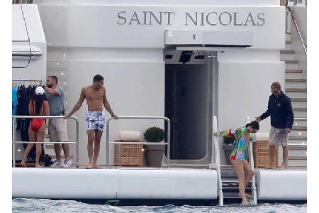 ...nicht ganz kleinen Jacht bringen, wo sie auf ihre Halbschwester Kourtney Kardashian traf. Es wurde allerdings noch intere...