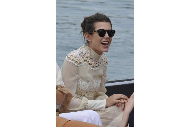 ...eine Charlotte Casiraghi nie machen. Die setzte sich lieber auch in einem schicken, weißen Spitzenkleidchen in ein Boot u...