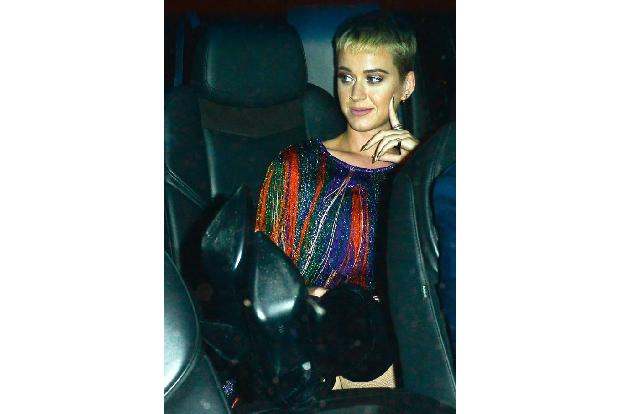 ...zählte, war Katy Perry, die nach dem Feiern im Club gemütlich ihre Beine im Auto hochlagerte. Aber bei diesen High Heels ...
