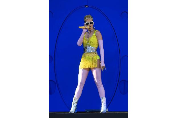 ...kann das Tanzen einfach nicht lassen. Denn einen Tag zuvor performte Katy auf der Bühne in Carsons, wenige Minuten vom Na...