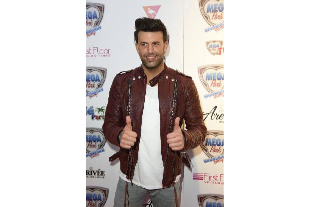 ...allerdings angezogen noch in den Megapark auf Malle verirrte? Ex-Dschungelcamper Jay Khan, der den Ballermann ziemlich gu...