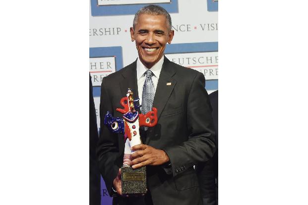 Nun kann ihn Barack Obama in Händen halten, den Deutschen Medienpreis in Form einer bunten Statue. Geld gibt es dafür nicht,...