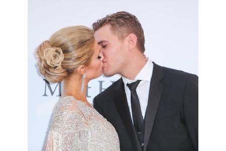 ...das auch für dieses wilde Geknutsche von Paris Hilton und ihrem derzeitigen Freund Chris Zykla gilt, kann jeder für sich ...